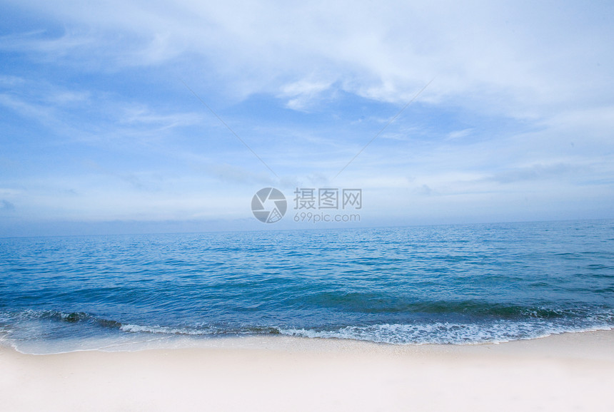 蓝海浪和天空中云雾图片