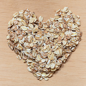食用医疗概念谷物心脏在木质表面形成健康食物用于降低胆固醇保护心脏图片