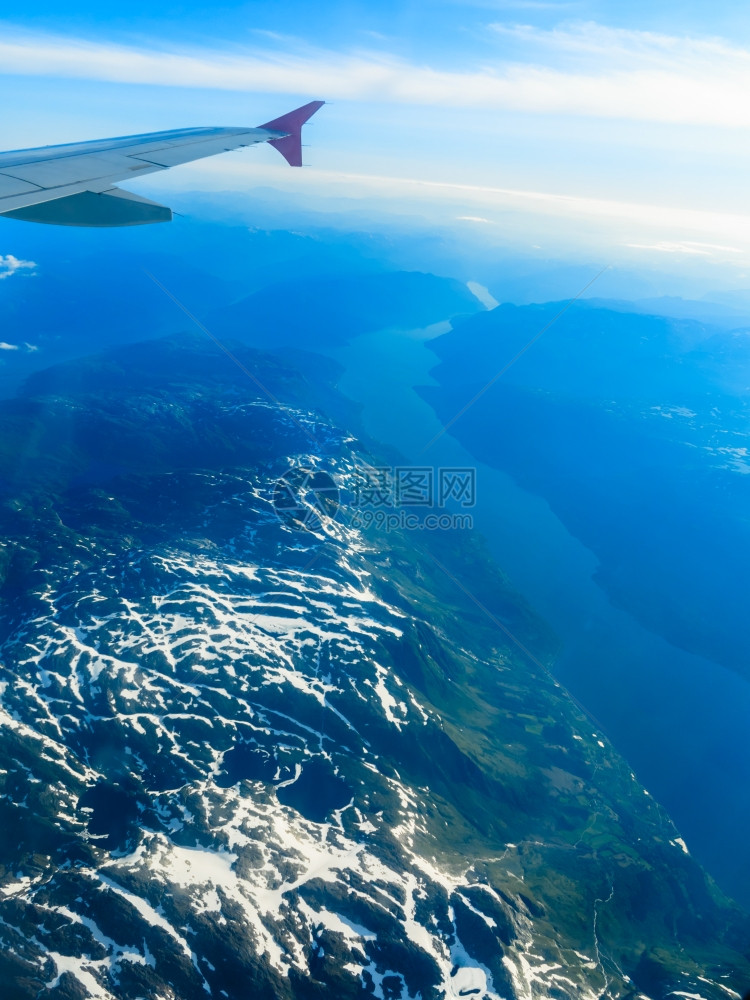 在挪威斯堪的纳维亚上空飞行的机窗口上看到图片