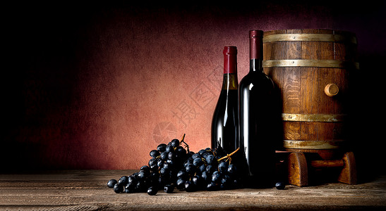 瓶装酒和杯及葡萄图片