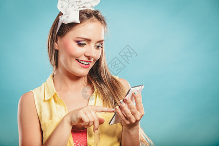 Retropentupgirltextingretrotextingtexting使用技术的手机女人使用手机的女孩背景图片