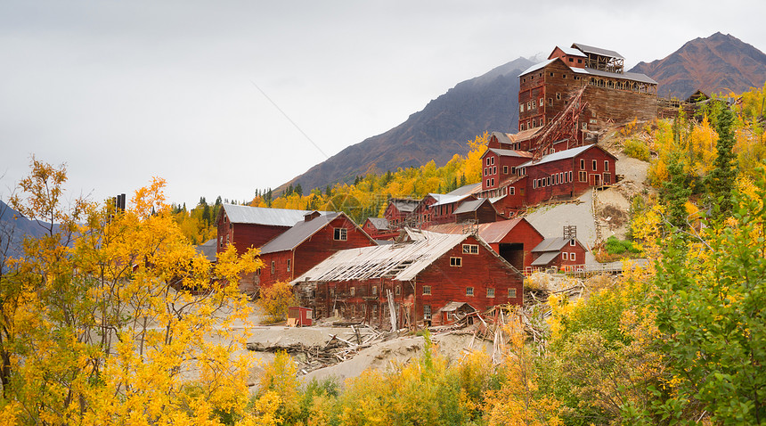 瀑布来到麦卡锡阿拉斯加附近的高山图片