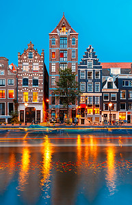 荷兰的阿姆斯特丹运河夜间城市景象图片