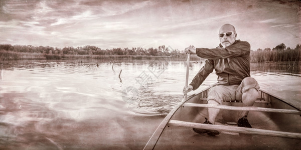 在日落时宁静的湖上划独木舟以喜悦的语调完成粗体纹理堡垒高清图片素材