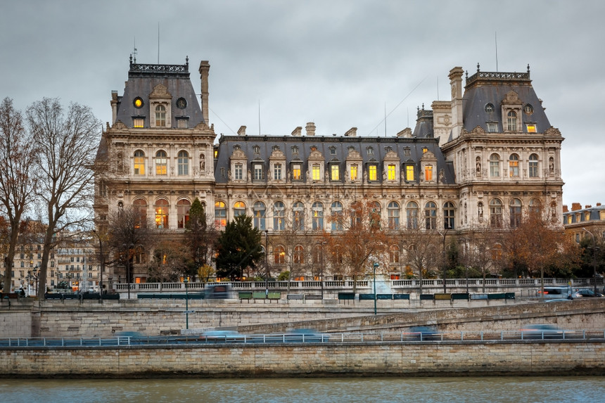 巴黎市政厅或法国冬季维尔酒店的GloomyCloomy城市风景图片