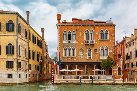 位于意大利威尼斯的运河上威尼斯皇宫图片