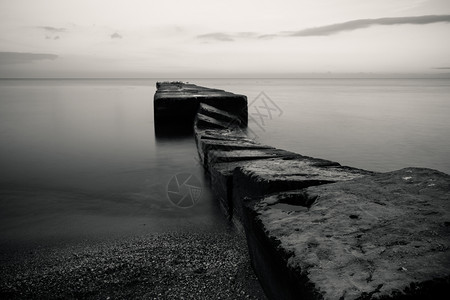 石码头的黑色和白图像图片