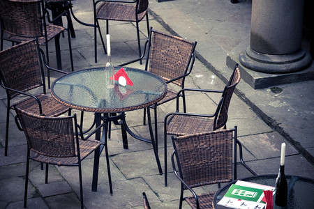 欧洲城市街道咖啡厅露台有桌椅背景图片