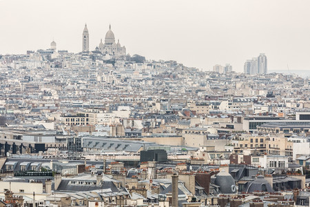巴黎城市风景和蒙特马圣心大教堂的空中景象图片