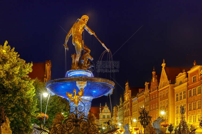 在波兰格丹斯克主要城市长街晚上有海王星喷泉长街图片
