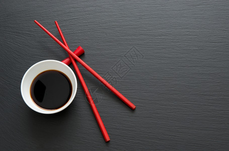黑板桌上的红筷子酱图片