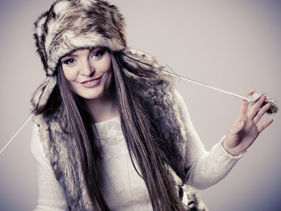冬天女孩时装可爱女孩时装穿着毛衣和热帽的笑女人图片