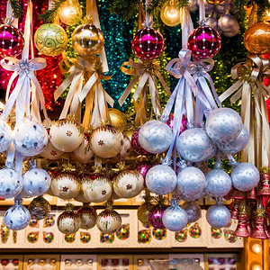 圣诞市场商店和球丰富多彩的圣诞装饰品图片