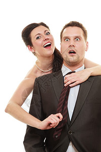 解放女人拉着男的领带背景图片