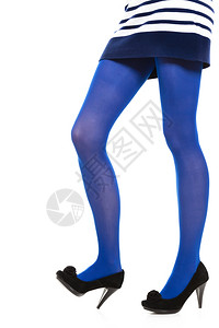 女时装长腿妇女穿蓝丝袜和黑色高跟鞋白底孤立的黑高跟鞋背景图片