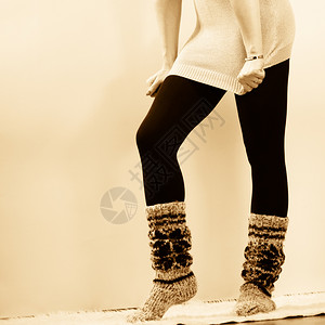冬天时女人穿黑色内裤腿时装尚的羊毛温暖袜子图片