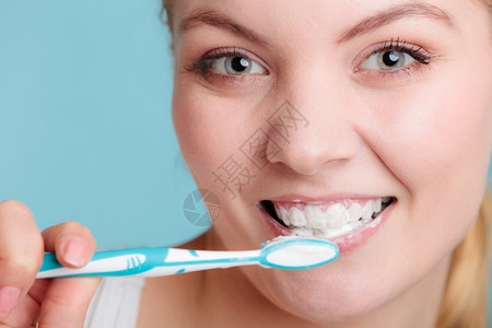 年轻女人在刷牙女孩口腔卫生图片