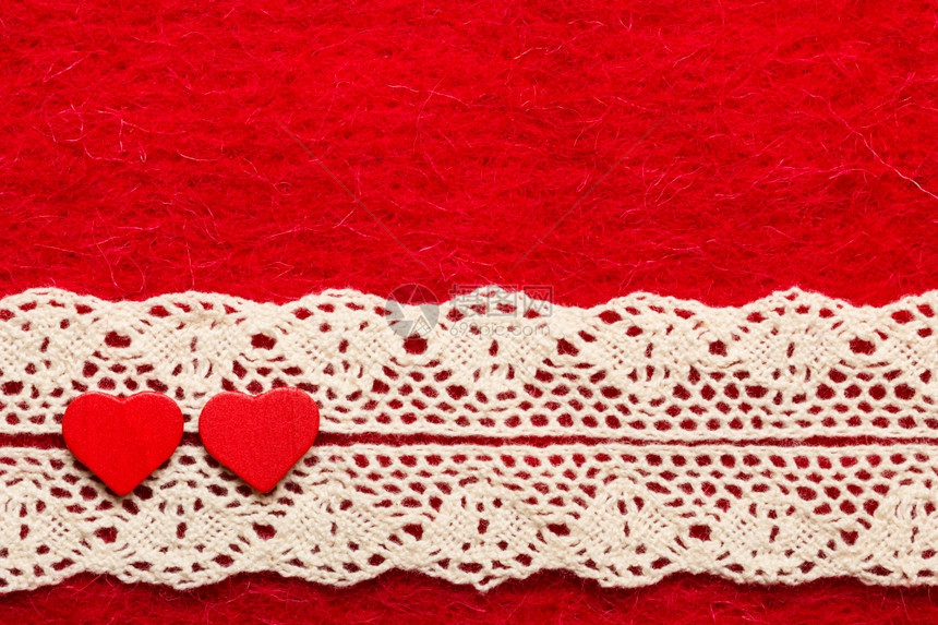 情人节或婚礼概念木质装饰心胸带抽象的红布背景边框图片