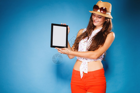 女少展示空白的平板触摸电脑空间屏幕蓝色电子技术图片