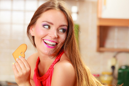 美丽的女人在吃味饼干时放松背景图片