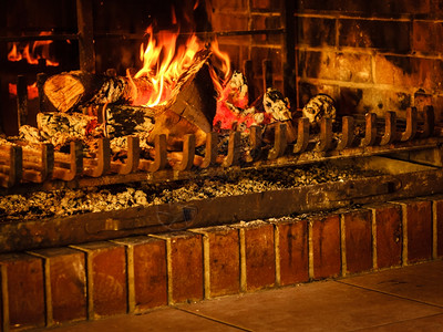 关闭壁炉燃烧的火关闭家用壁燃烧的火柴背景图片