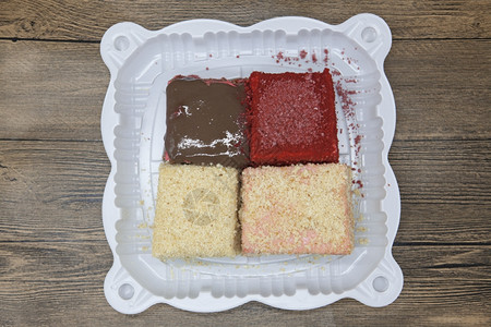 一套蛋糕红色天鹅绒拿破仑蛋糕卡罗特新鲜的美味饮食蛋糕图片