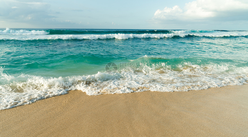 海浪冲上北美太平洋奥胡岛的沙滩图片