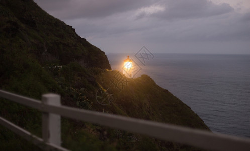 这灯塔向太平洋发出一束光亮远在数英里外背景图片