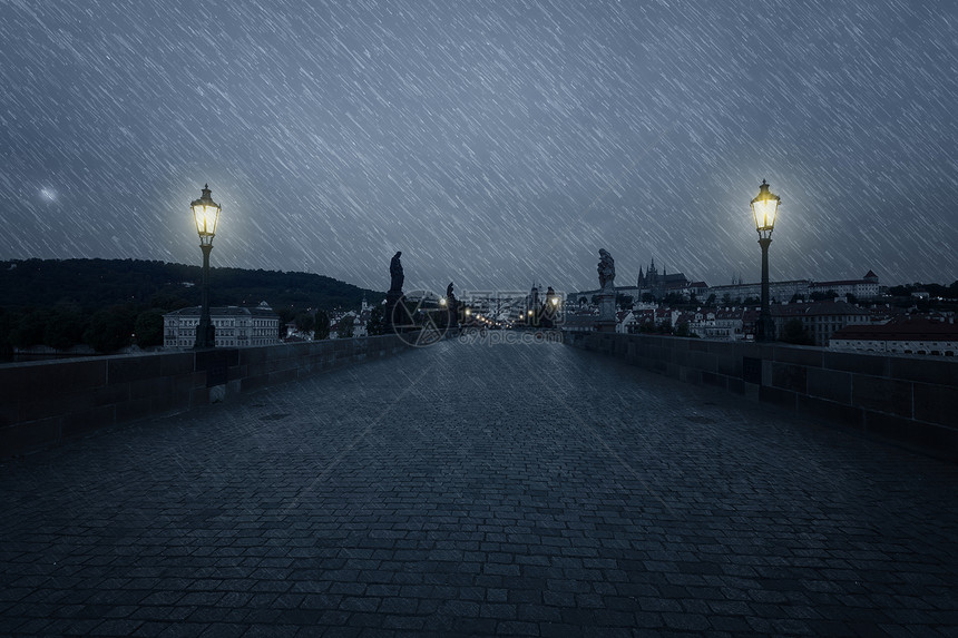 CharlesBridge下雨夜捷克布拉格图片