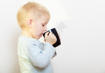 有趣小男孩在喝茶喝茶图片