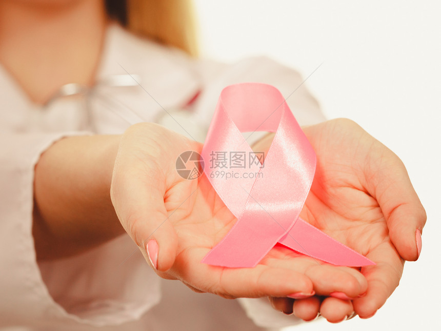 保健医药和乳腺癌认识概念显示粉色丝带辅助标志的医生图片