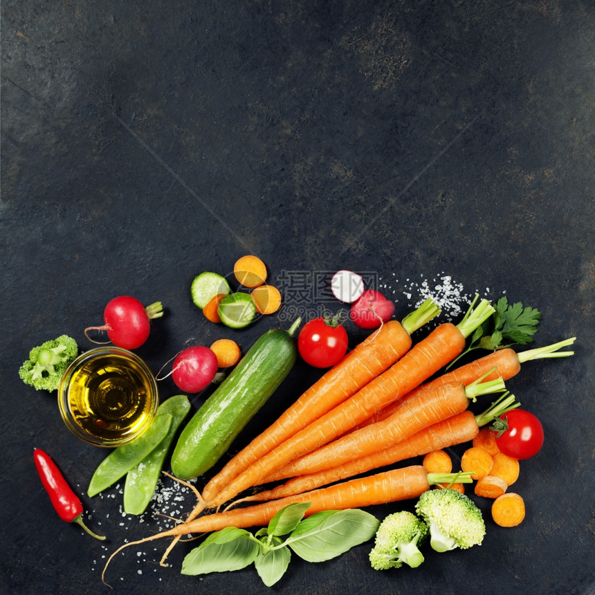 深绿色背景的新鲜有机蔬菜健康食品蔬菜用花园的新鲜收获有免费文字空间的背景布局图片