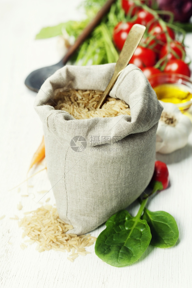 布朗大米和生新鲜蔬菜烹饪健康饮食或素概念图片