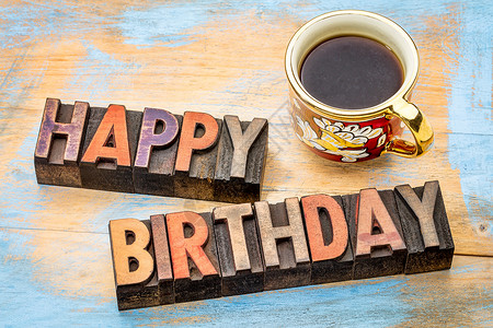 生日快乐贺卡用彩色墨水染上一杯咖啡的彩色墨水背景图片