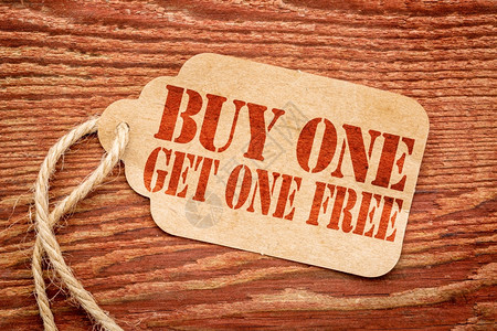 买一个免费销售标志与生锈的红油漆谷仓木纸价标签购物概念背景图片