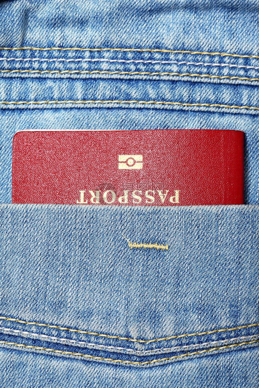 以牛仔裤口袋式特贴形填写的红色生物识别护照图片