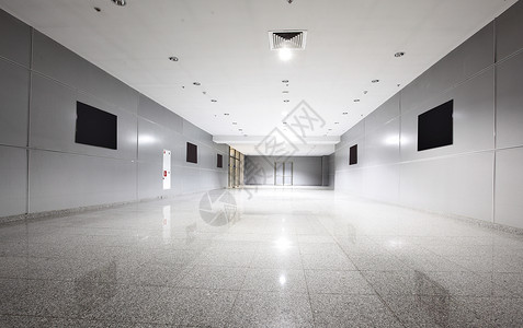 现代办公大楼走廊的视角图片