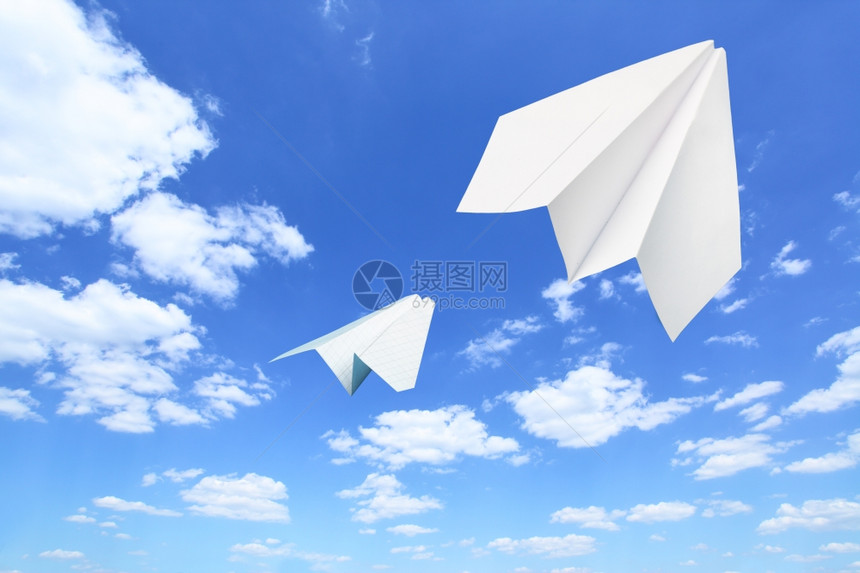 纸飞机在空中飞行图片