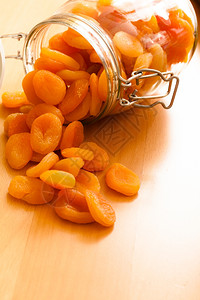 健康营养和饮食关闭木制桌上的干果杏子玻璃罐食品图片