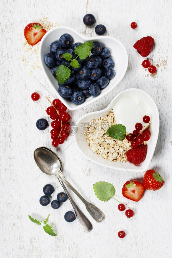 Muesli健康早餐带酸奶的浆果和白底种子健康食品饮脱毒清洁饮食或蔬菜概念图片