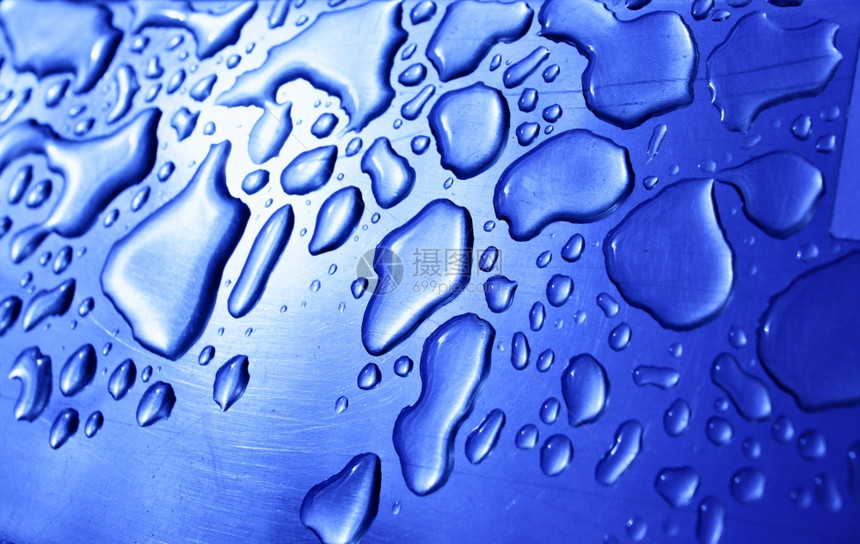 金属表面的水滴可用作抽象背景图片
