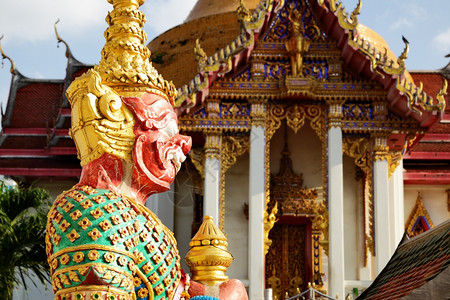 泰国帕塔亚寺庙WatChaimongko的守护神雕像图片