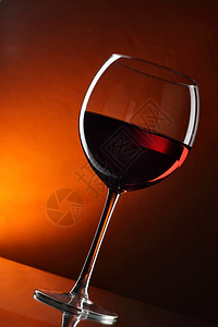 红色背景的葡萄酒杯背景图片