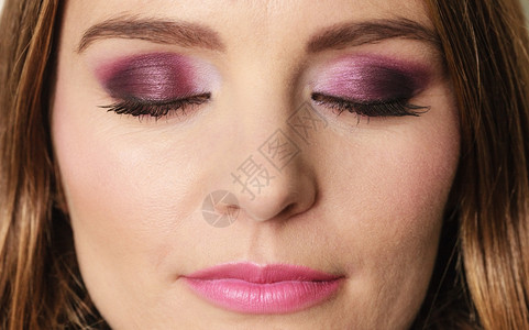 女人用紫色的黑暗阴影闭上眼睛化妆女人长的直发闭上眼睛色彩多的阴影图片