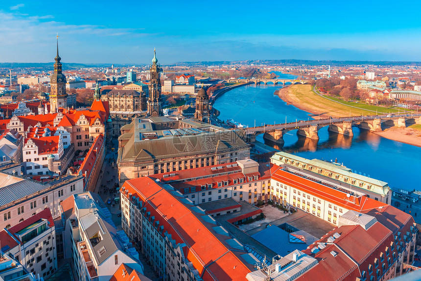 以奥古斯都桥霍夫基切皇宫和德国萨克森州累斯顿老城顶对Elbe河进行空中巡视图片