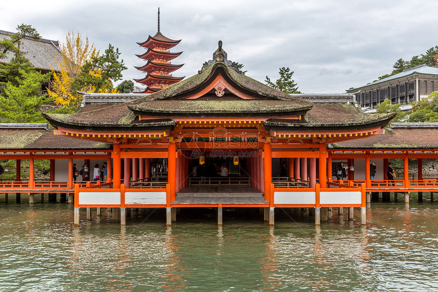 Miyajima广岛著名的漂浮神庙日本图片