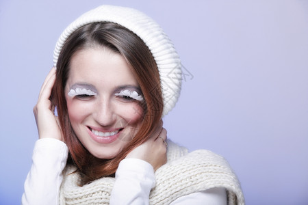 穿着温暖衣服的时装美女冬装穿着温暖衣服的时装尚的创意编造假长白眼图片