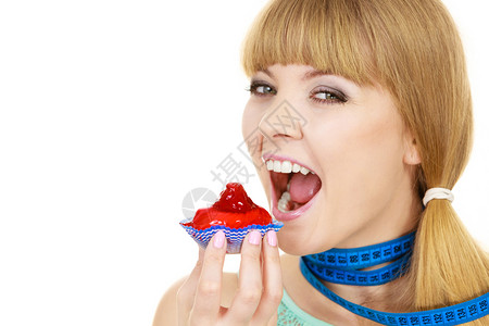 女在脖子上被蓝色的测量胶带压住了试图抵制诱惑体重损失的饮食困境贪婪概念背景图片