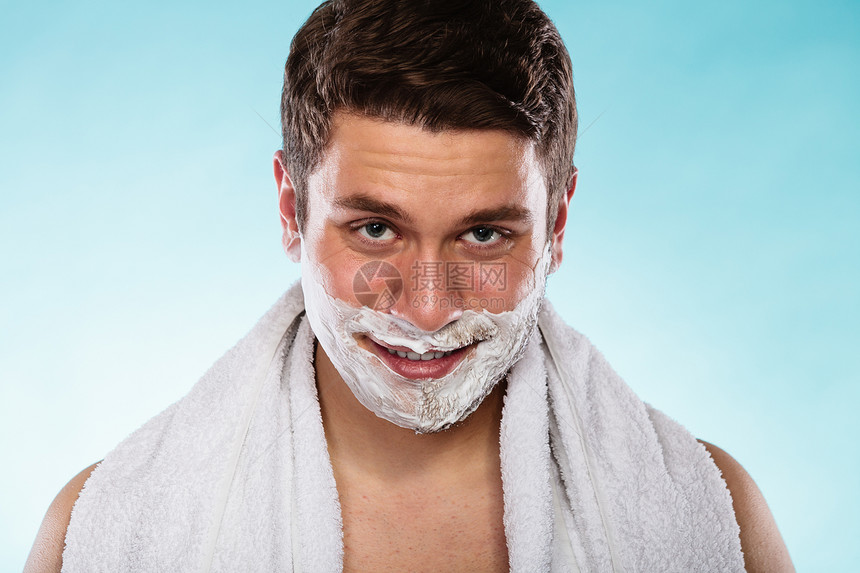 长得帅的年轻人带着剃须奶油泡沫和白毛巾帅哥准备刮胡子皮肤护理和卫生图片