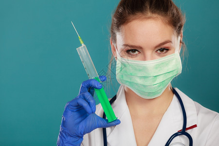 手术面具护士的年轻女准备疫苗医生用针头注射图片